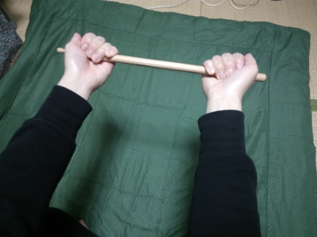 ドラムスティックを使ったストレッチの手順１