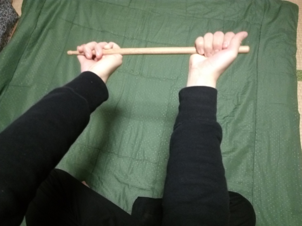 ドラムスティックを使ったストレッチの手順２