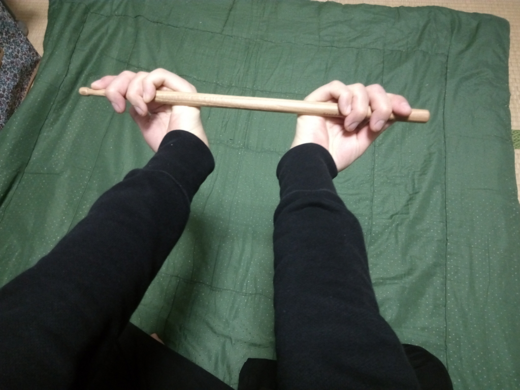 ドラムスティックを使ったストレッチの手順３