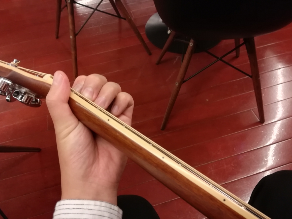 EYS音楽教室の楽器プレゼントで貰えるギターを弾いている様子