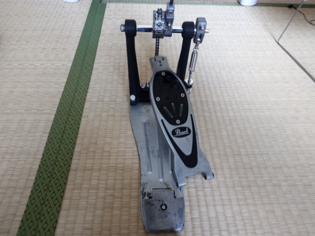 キックペダルが壊れた!バスドラに残った「テープのり」に注意!