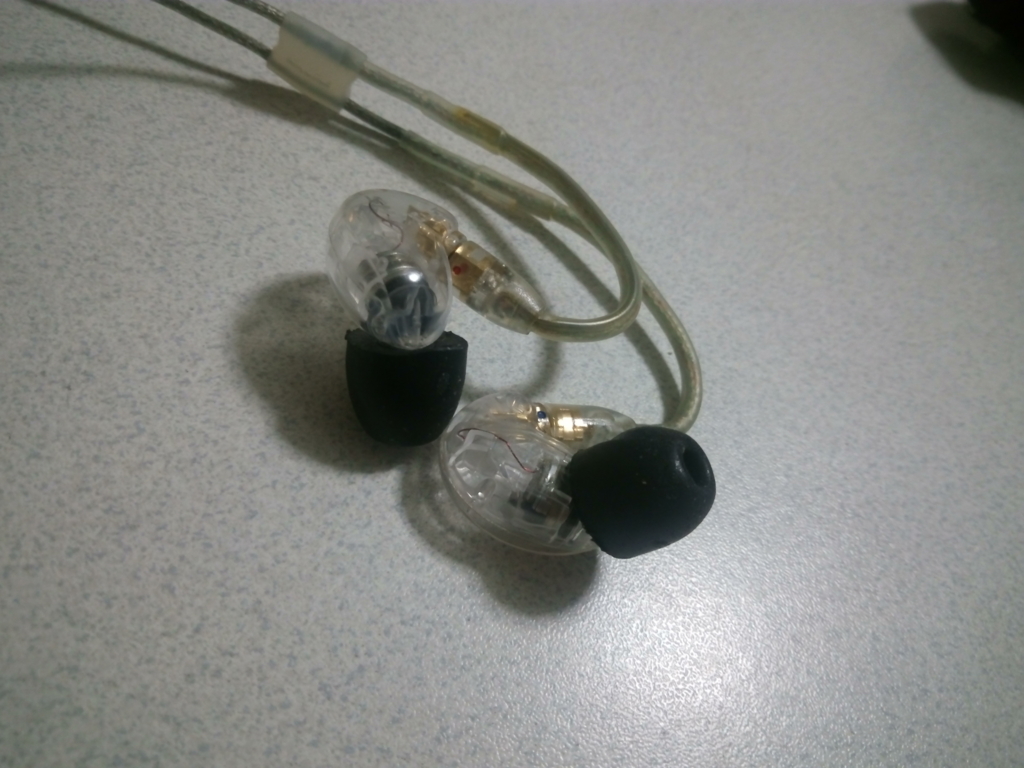 【レビュー】スマホにおすすめのイヤホン「SHURE SE215」は2年間使ってます